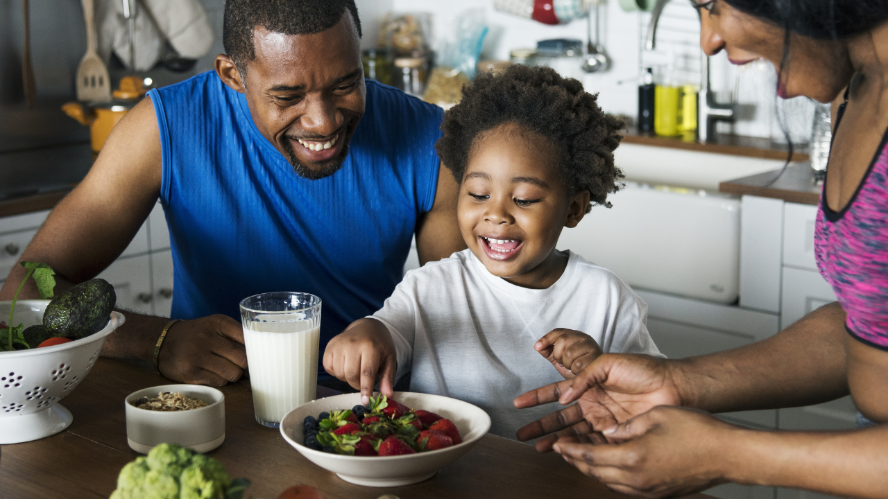 Eating habits fill in. Черная семья. Негр рядом с здоровой едой. Family in eating. Black Family eating.